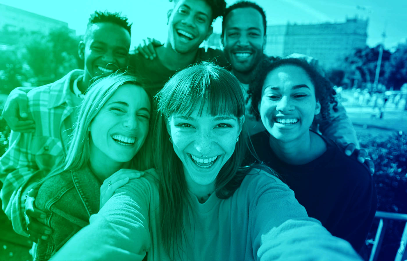 Imagen para Aula GO, mostrando a un grupo de jóvenes sonriendo a la cámara.